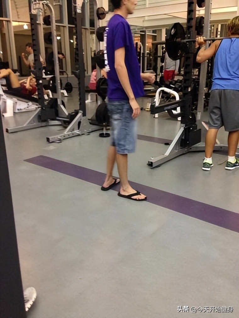 深蹲训练穿跑鞋还是篮球鞋,穿力量鞋深蹲有助于跑步吗