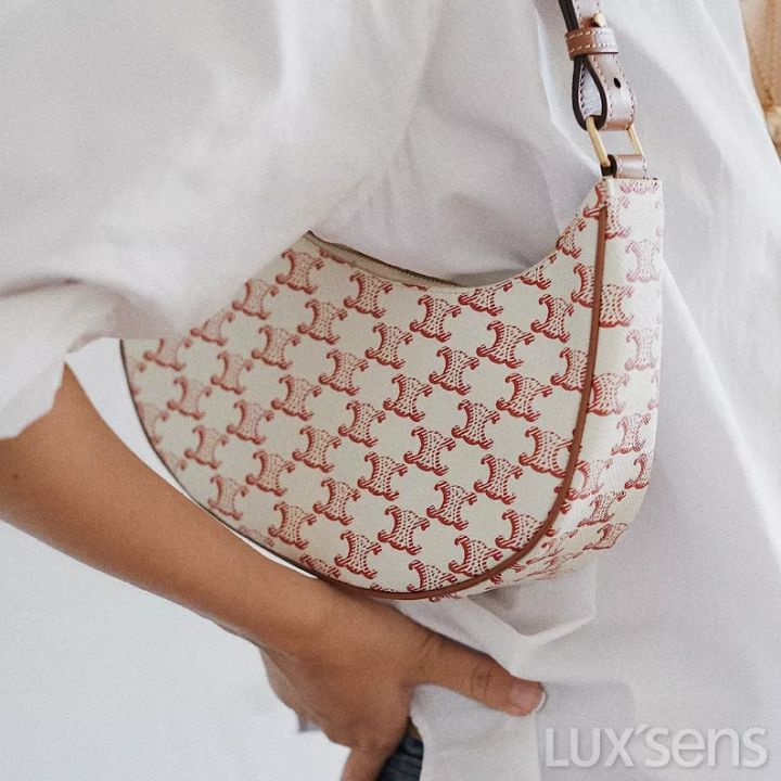 它是今年冬天最受欢迎的单品之一,它才是年度最火的包包