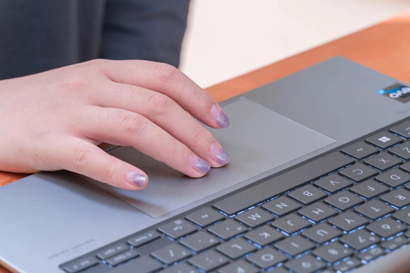 华硕灵耀x132.8koled屏超轻本,华硕灵耀13功能特点