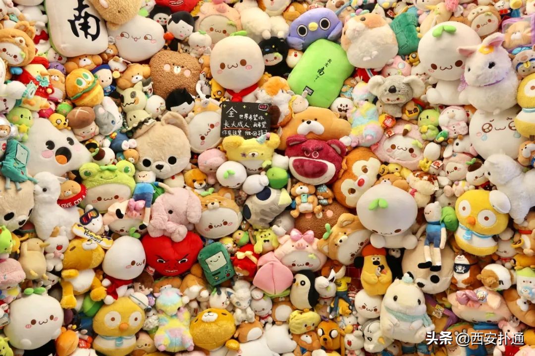 最近很火的夹娃娃机,夹娃娃机超大手办