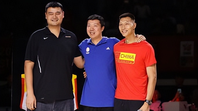 易建联退役致辞发；言感谢姚明并且，还收到姚主席一份退役礼物。