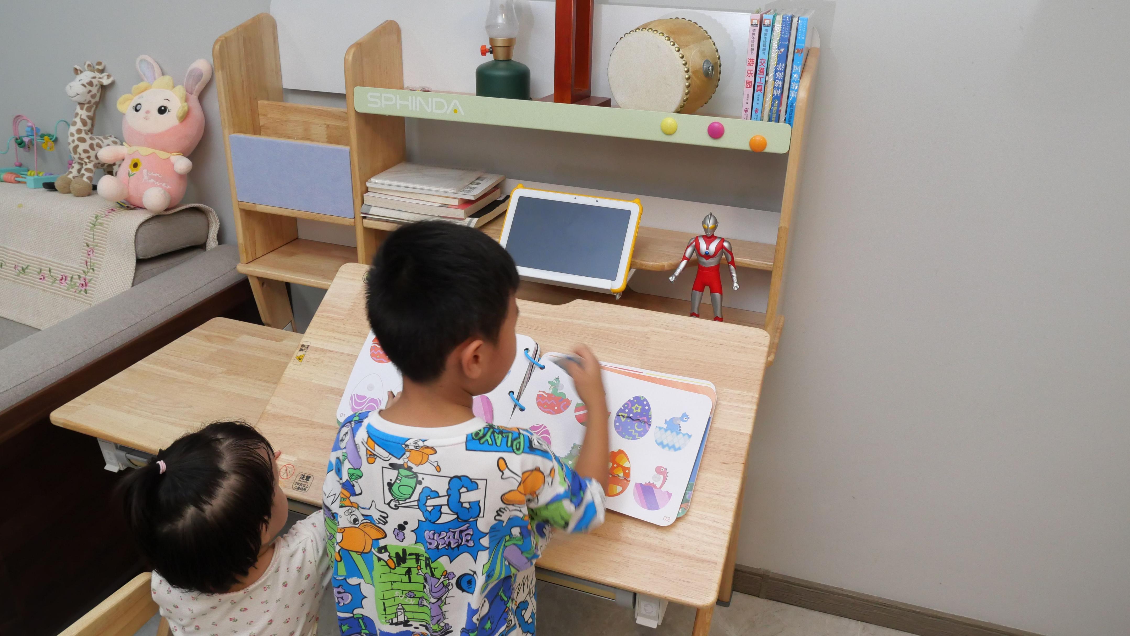 儿童实木学习桌怎么布置好看,斯芬达小鹿桌儿童实木学习桌