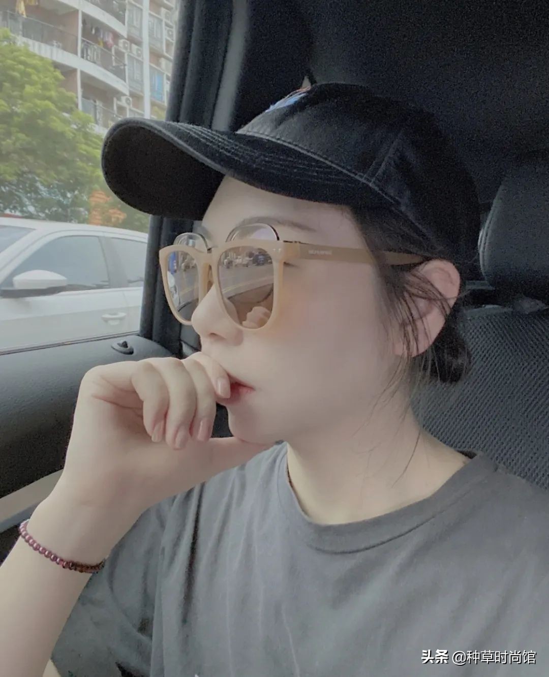 女孩问戴眼镜和不戴眼镜有啥区别,戴眼镜和不戴眼镜女生对比图