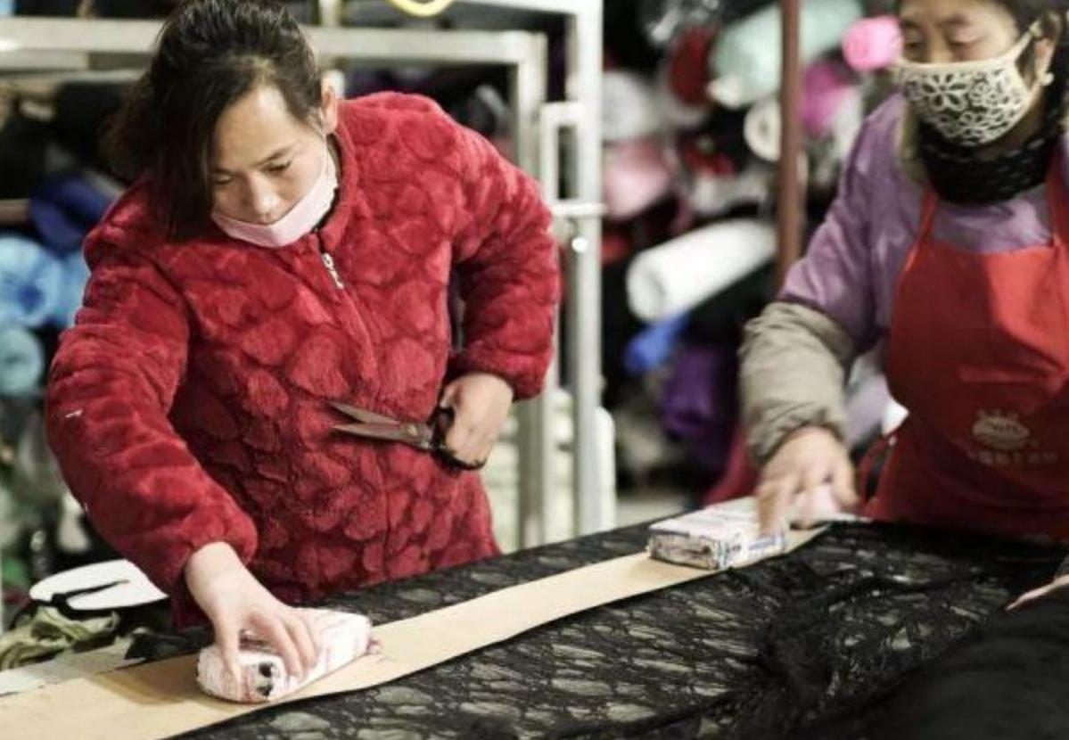 90后卖内衣一个月回本20万,90后小伙做衣服生意