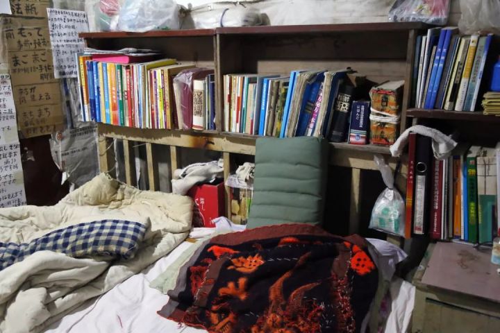 身穿15元鞋子老人向社会捐款1000万,老人穿15元鞋给家乡捐款1000万