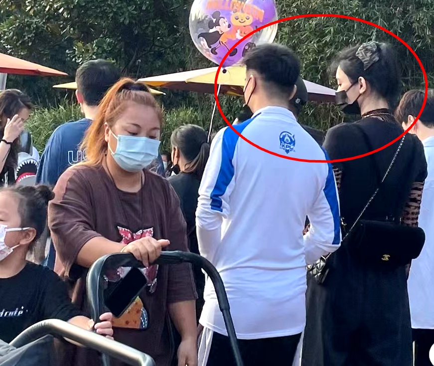 奚梦瑶1岁女儿背名牌包,奚梦瑶女儿庆生