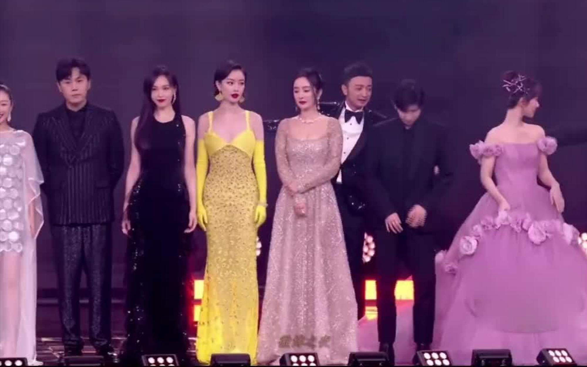 因为肩塌而红毯翻车的女明星,各个女星的红毯穿衣事故