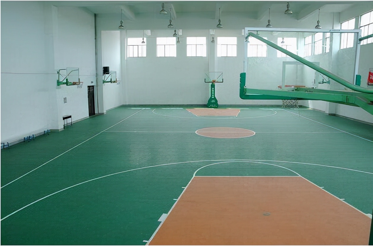 篮球场用悬浮地板还是硅pu,篮球场塑胶好还是悬浮地板好