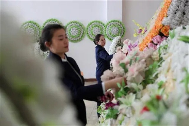 90后葬礼策划师让亲属跟逝者告别,葬礼策划师视频