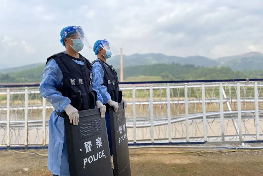 “别动！你手上有条大蜈蚣！”