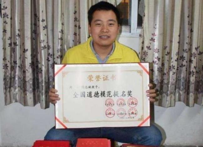 托举哥爬上四楼外墙救下2岁小孩,托举哥徒手爬楼救孩子