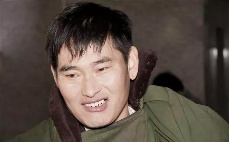 大衣哥换上新演出服,大衣哥穿西装最新图片