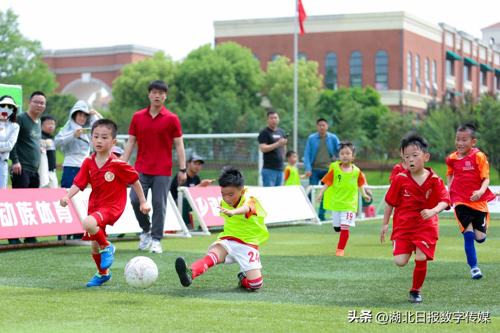 幼儿园孩子足球踢门比赛,幼儿园小朋友踢足球比赛视频