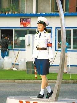 我在朝鲜办理国际手机卡，朝鲜姑娘约我逛街买衣服