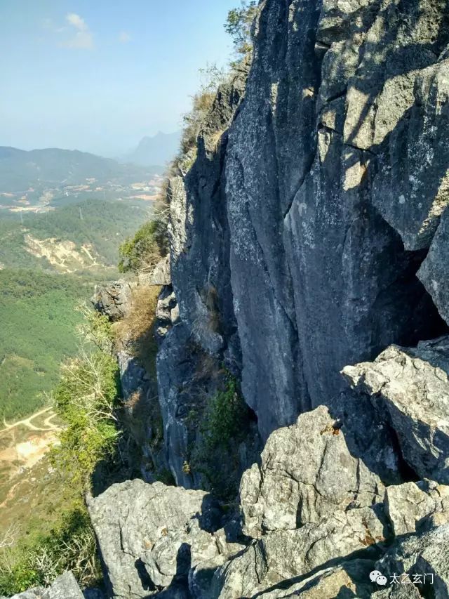 攀普洱天壁山之西门崖子：一日凌云出，群山齐失自高心