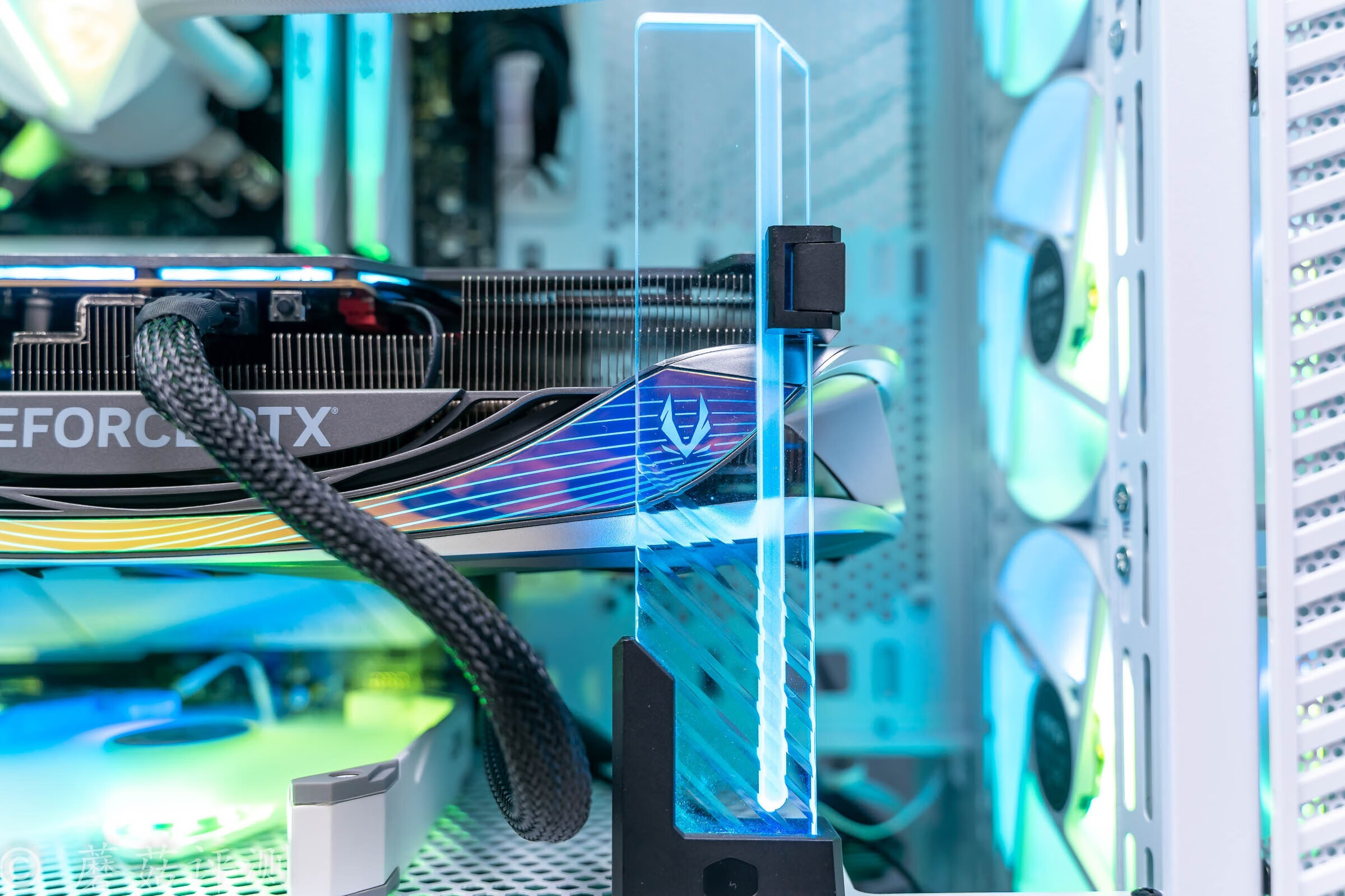 外观精致，散热优秀，适合干活，索泰RTX4090AMP显卡评测