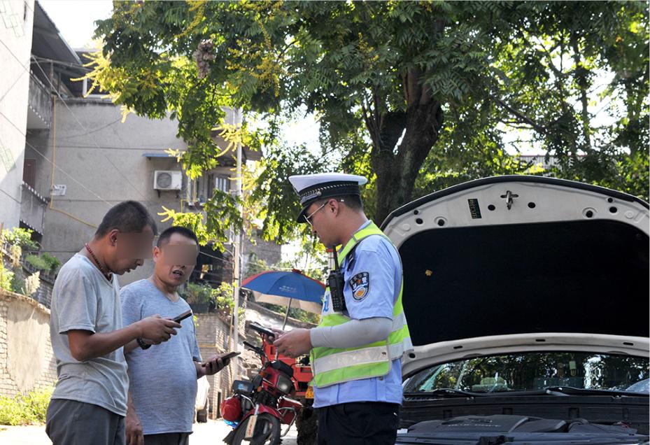 致敬交警烈日下的坚守作文,致敬烈日下的守卫人