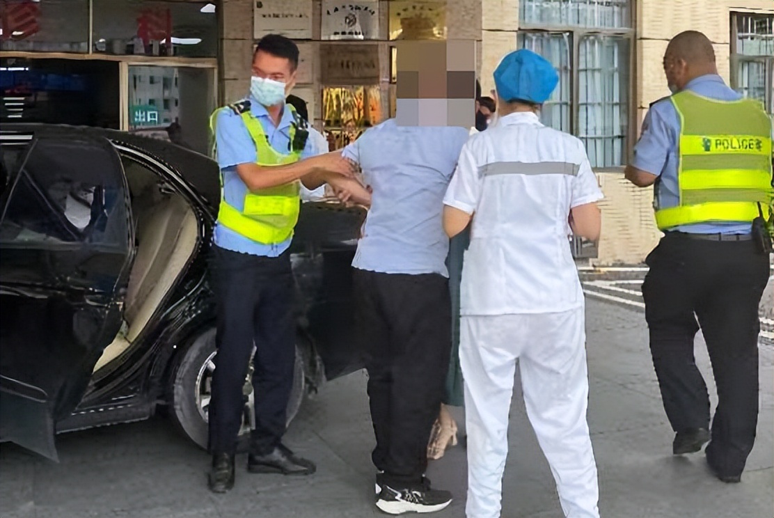 女市民肾结石发作交警紧急送医,女子路上肾结石肚子疼