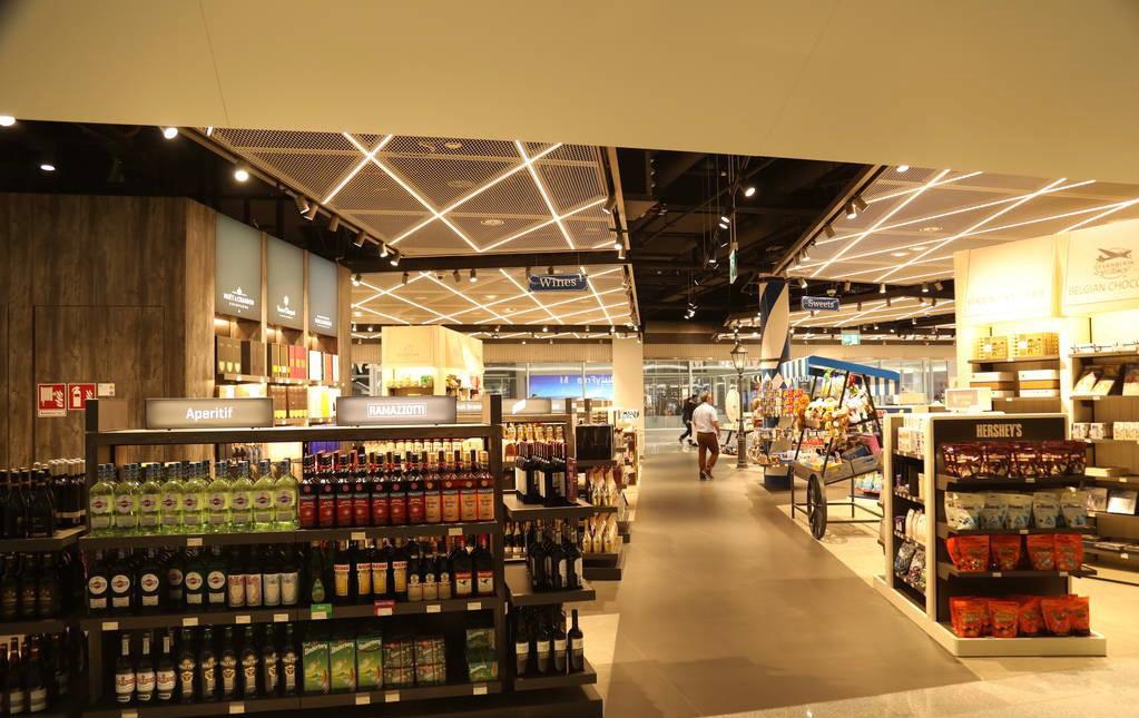 两男子当场喝茅台,两男子飞机上喝茅台