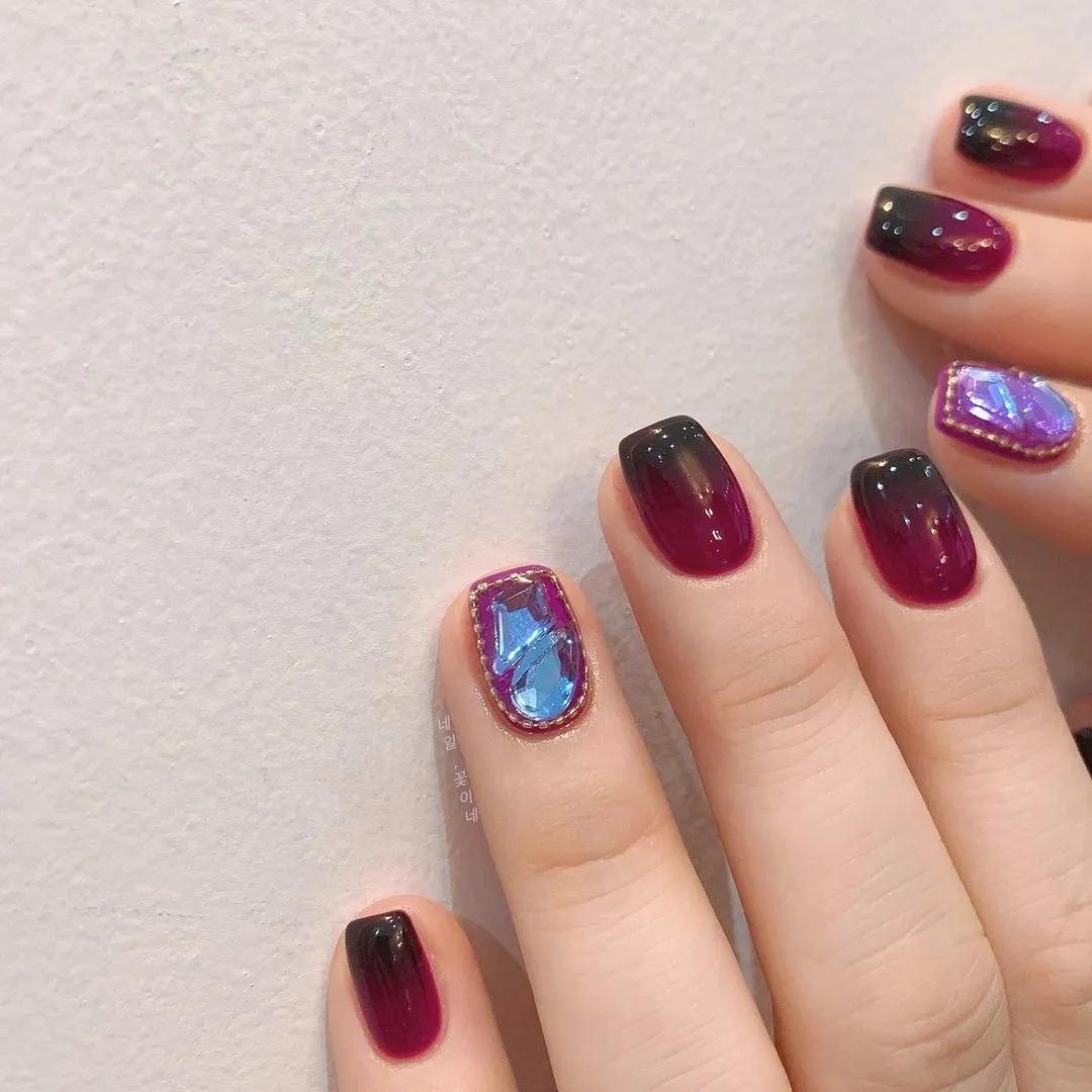 豆沙色美甲显手白吗,雾霾蓝跳色美甲图片显手白