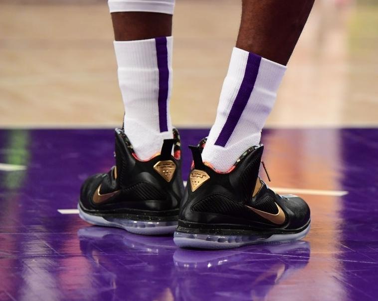 老詹上脚的板鞋,老詹崴脚起来后直接跺脚