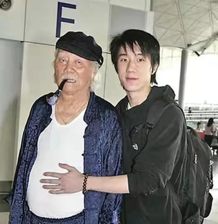 成龙对同父异母兄弟有帮助吗,成龙和同父异母的大哥相见