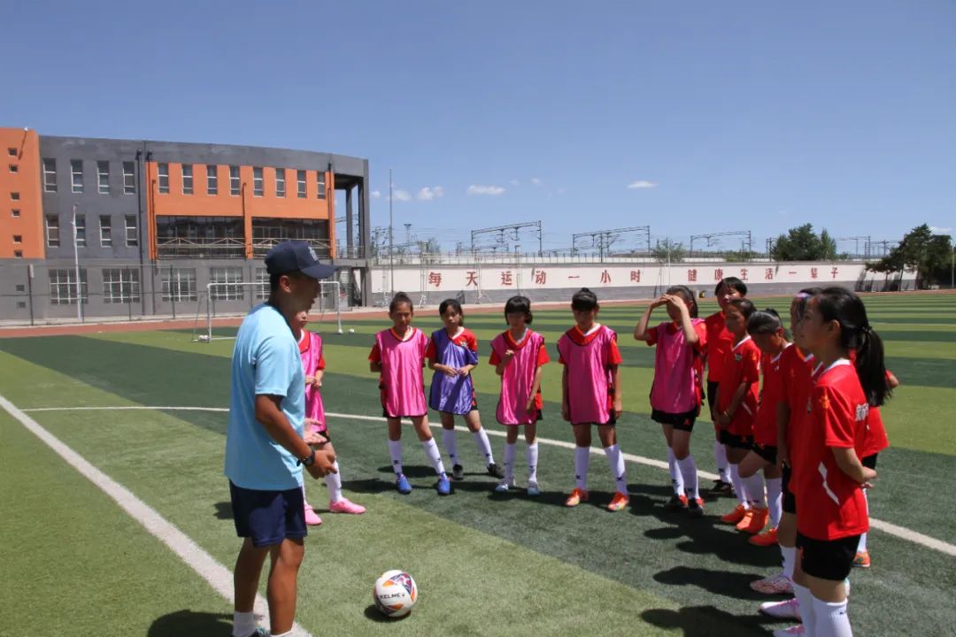 足球青训训练的精彩回顾视频,足球青训先练基本功还是先比赛