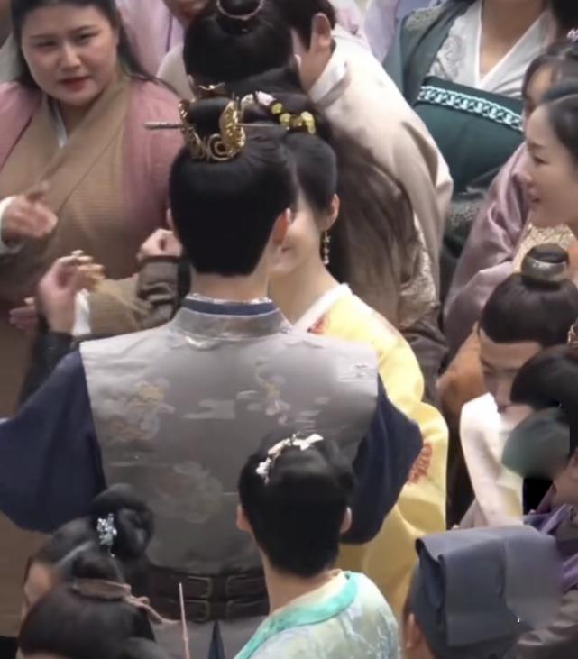 许凯被要求给景甜戴发簪，走近那一刻，一个腻歪一个羞涩