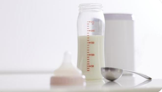 3岁女儿一眼认出爸爸雕像含泪,三岁女儿竟一眼认出爸爸的石像