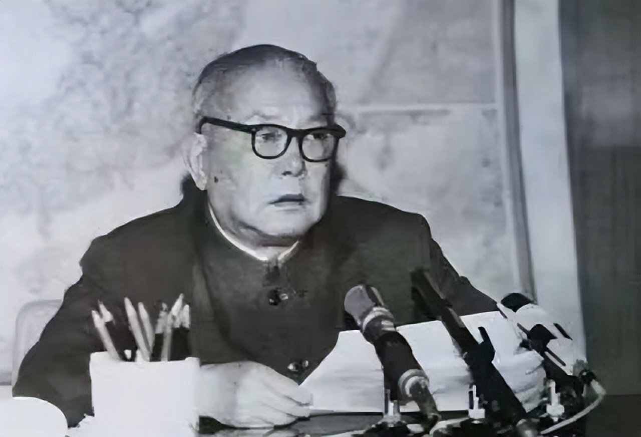 见*先念李**抽雪茄，毛主席看了半天：你有这么好的烟，怎么不告诉我