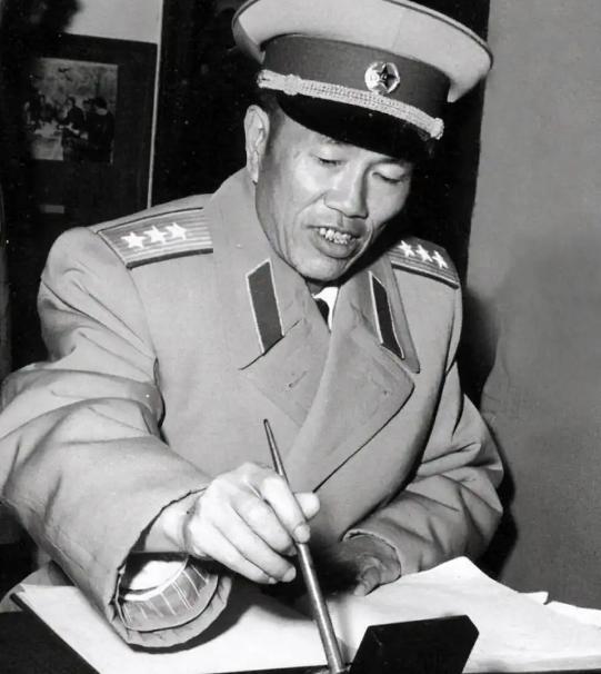 邓华缴获5箱白金龙烟，却只给毛主席一支，主席笑道：财不露白啊