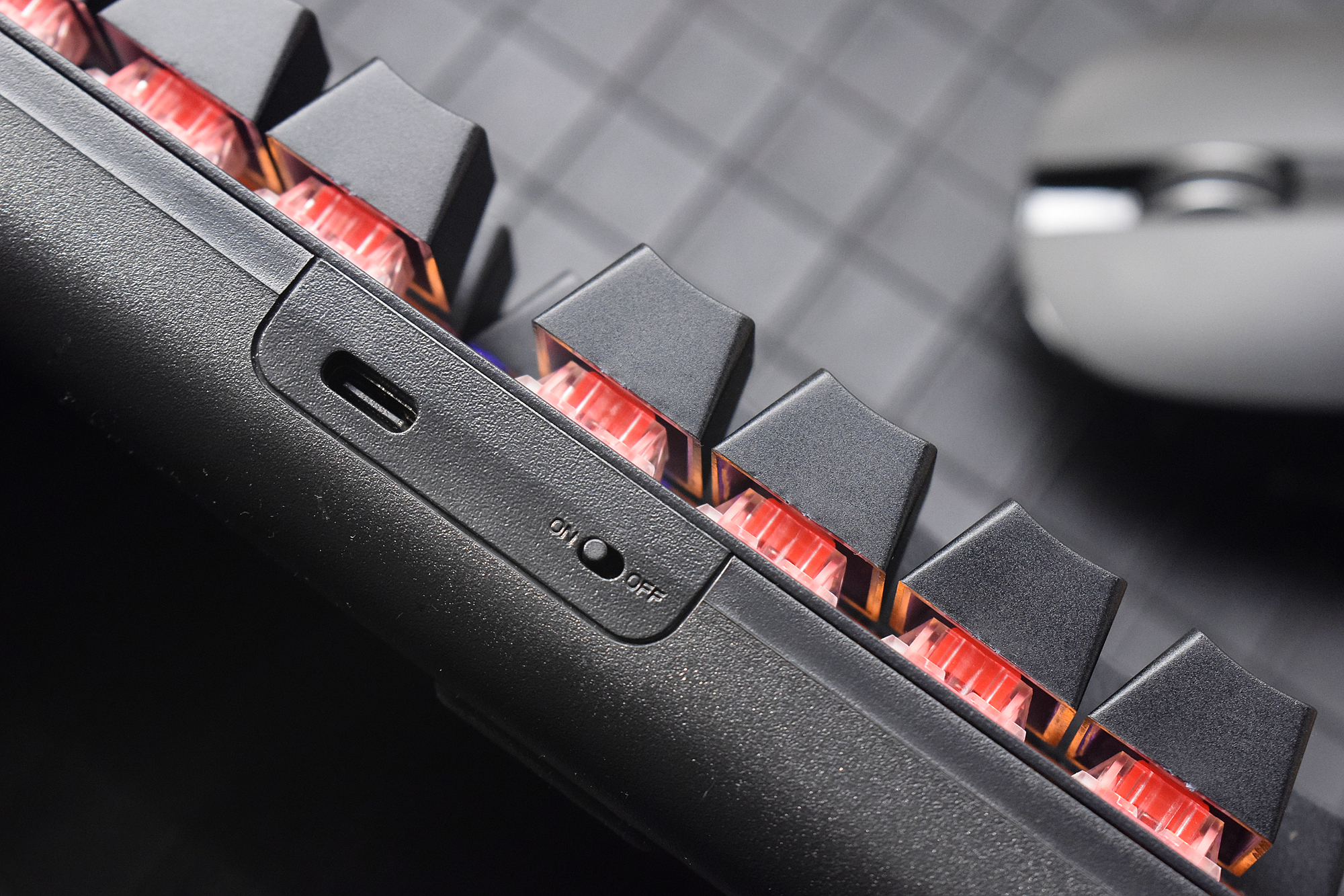 雷柏v500pro红轴键盘测评紫色,让游戏更自由雷柏v500pro多模键盘