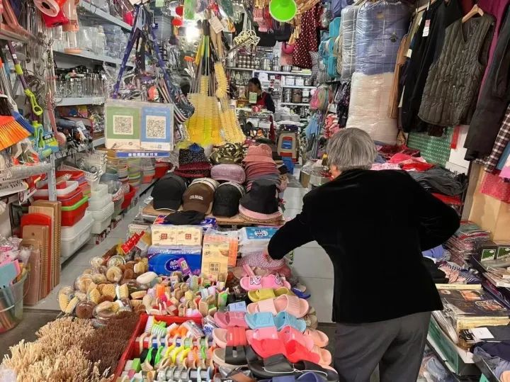 猛增120%，2元店火爆回归！现在，2块钱能买到什么？