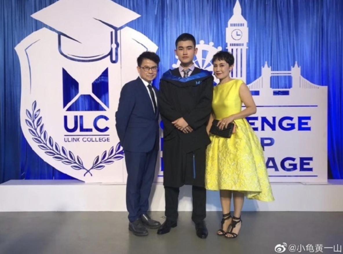 黄一山毕业照,港星黄一山携妻子去北大看儿子