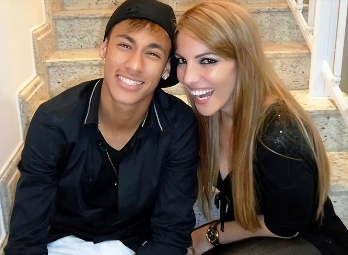 桑巴舞蹈内马尔挨踢,内马尔19岁普斯卡什