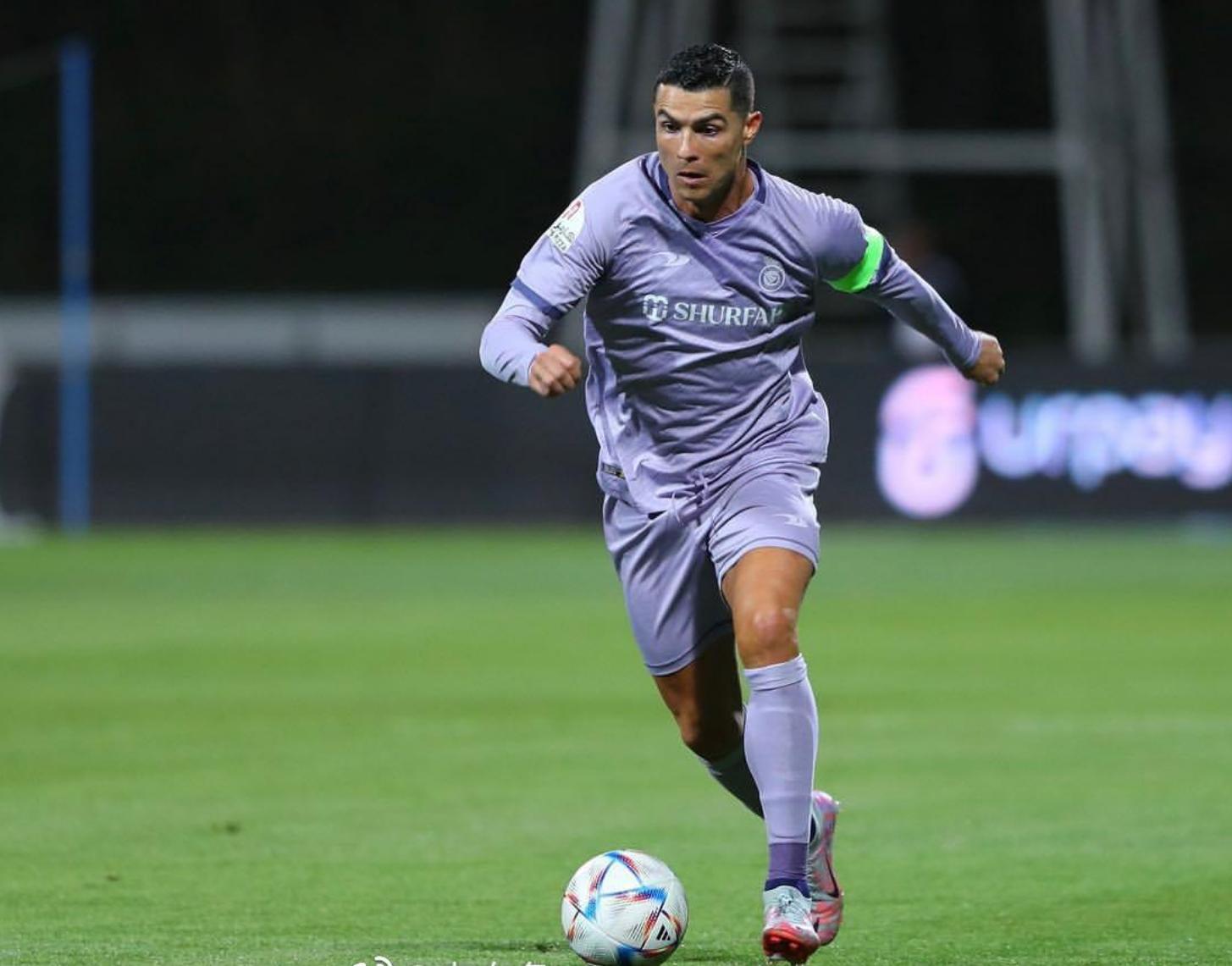 换飞机!C罗4.5亿买超大私人飞机,最多可载19人,小飞机卖给姆巴佩