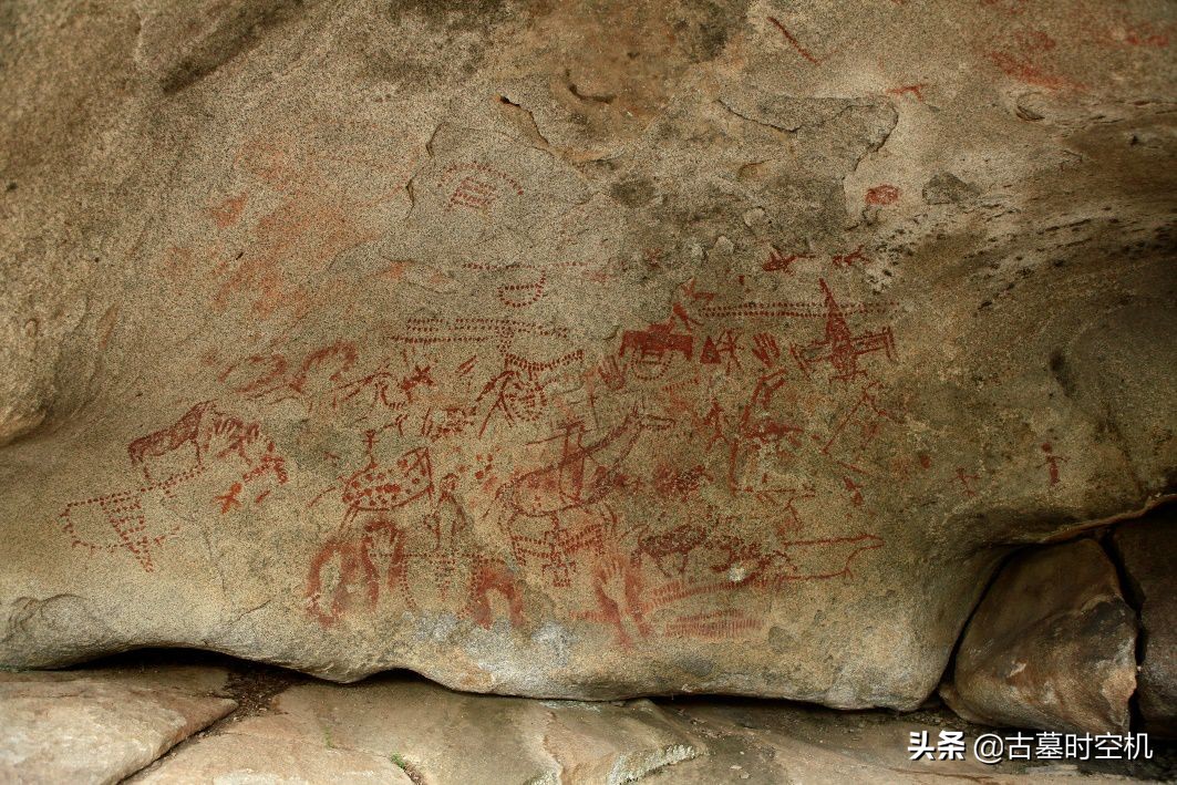 昆仑山发现万年岩画有飞机吗,千年前的古岩画上有外星人吗