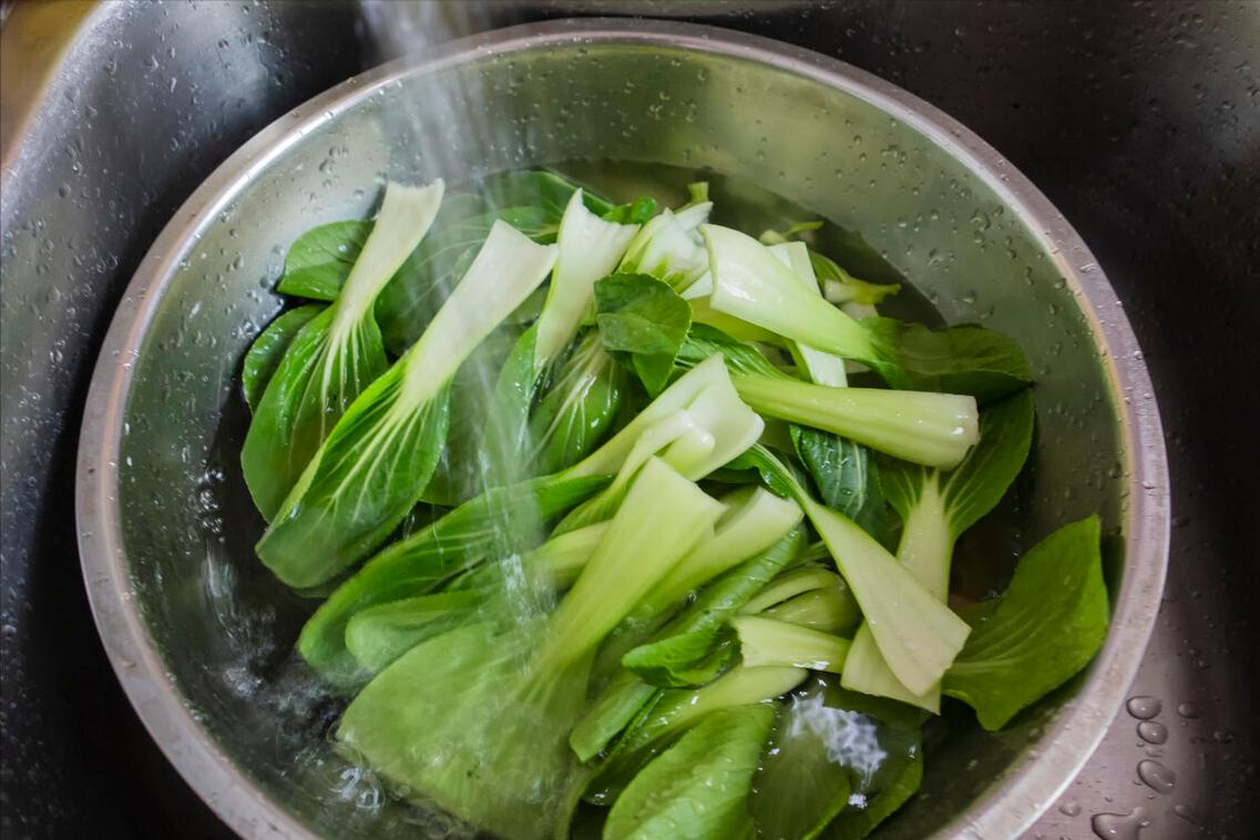 青菜叶子发黄的原因与处理方法,怎样炒出来的青菜不会发黄