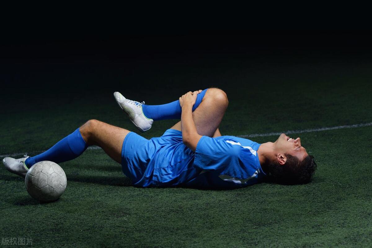 小孩子踢足球被男孩子欺负,小孩踢足球有哪些规则