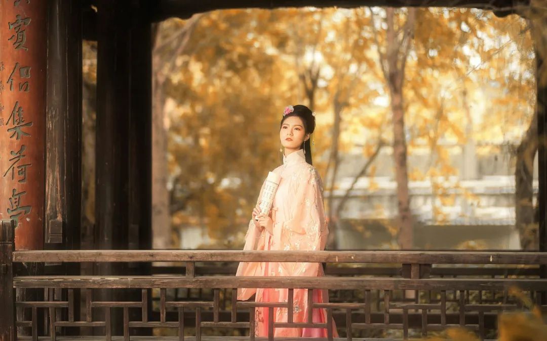 秋天落叶的诗句唯美短句,适合秋天发朋友圈的赞美秋天的诗