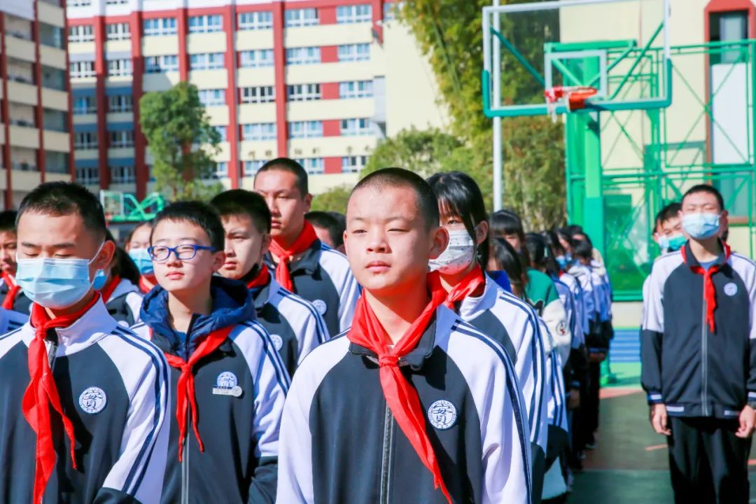 开学季校园展示打卡,开学啦冰墩墩小学生积极向上图片