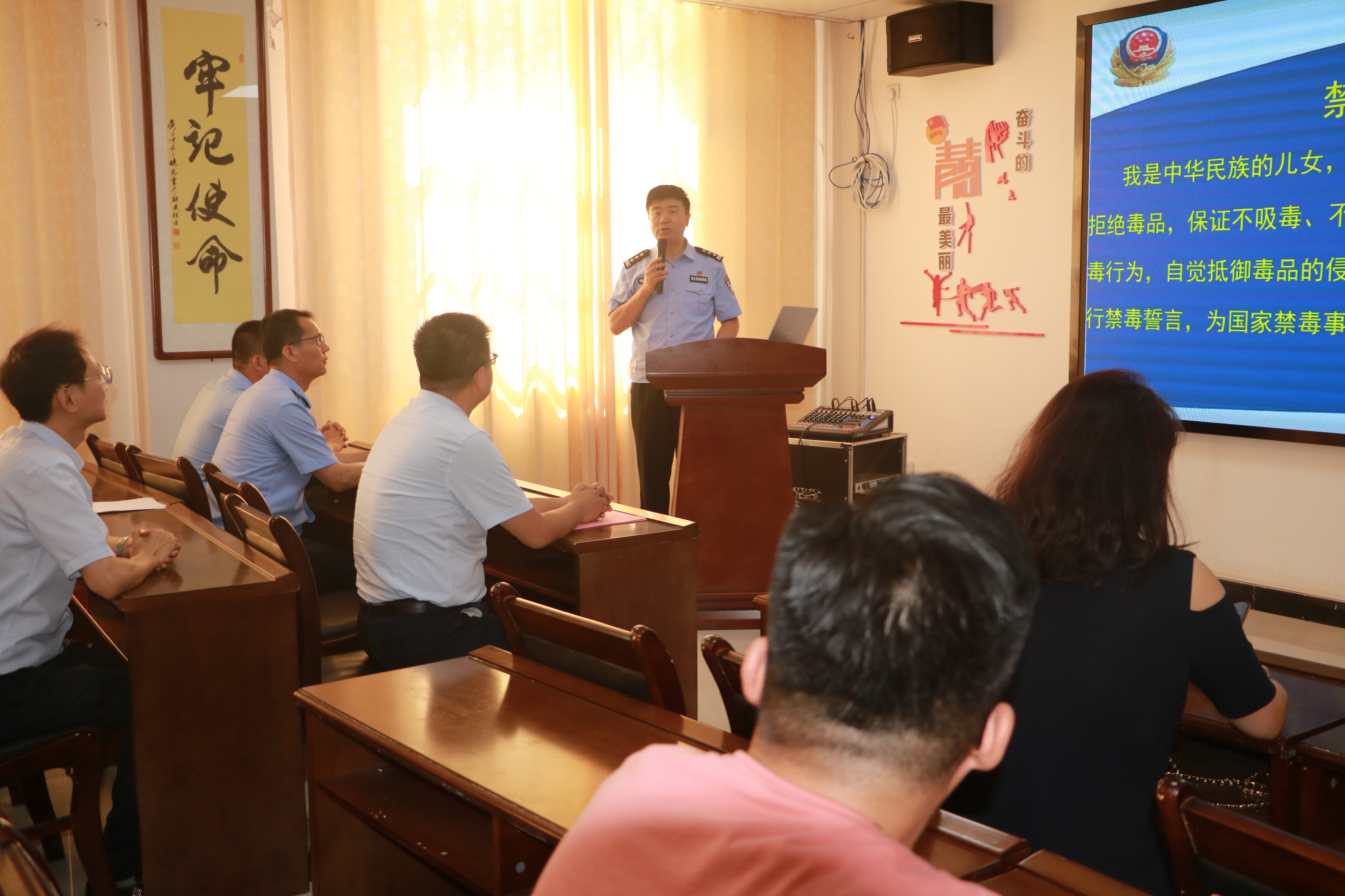 626国际禁毒日主题宣传活动民警,吕梁市举行626国际禁毒日宣传活动