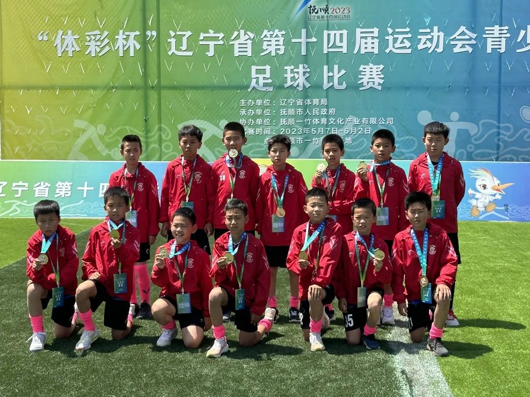 大连夺冠捧杯,大连男足最新消息