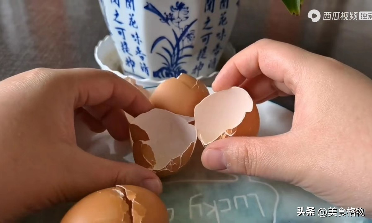 花盆里撒一把什么花都好养,花盆里埋一勺它养花一年不用施肥