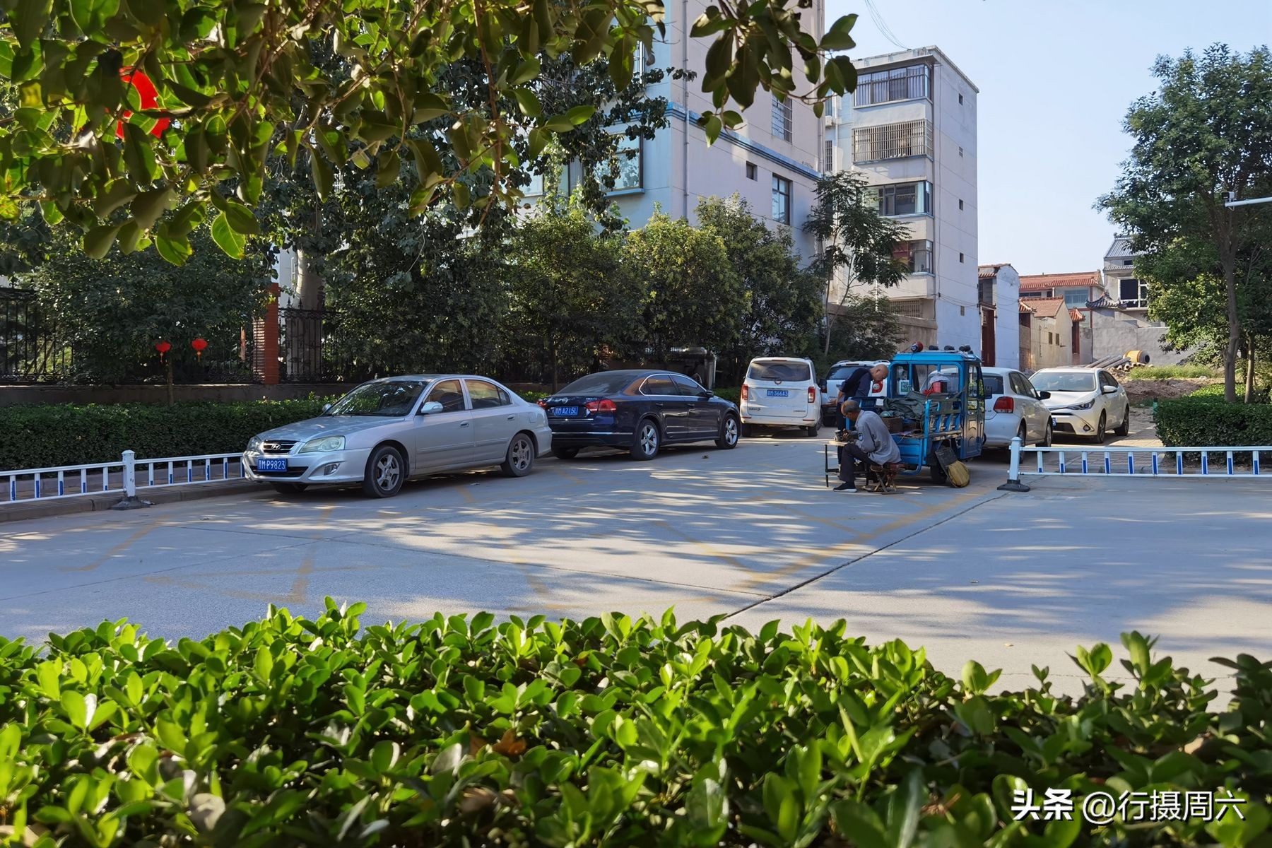 68岁老人街头磨菜刀,78岁磨刀老人的真实生活