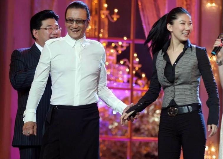 相差49岁的爷孙恋，12年后换回2000万分手费，coco这么做值吗？