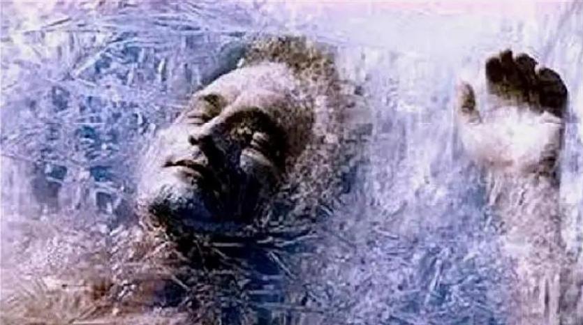 假如你不小心掉进液氮池怎么办,人被液氮冻住会怎么样