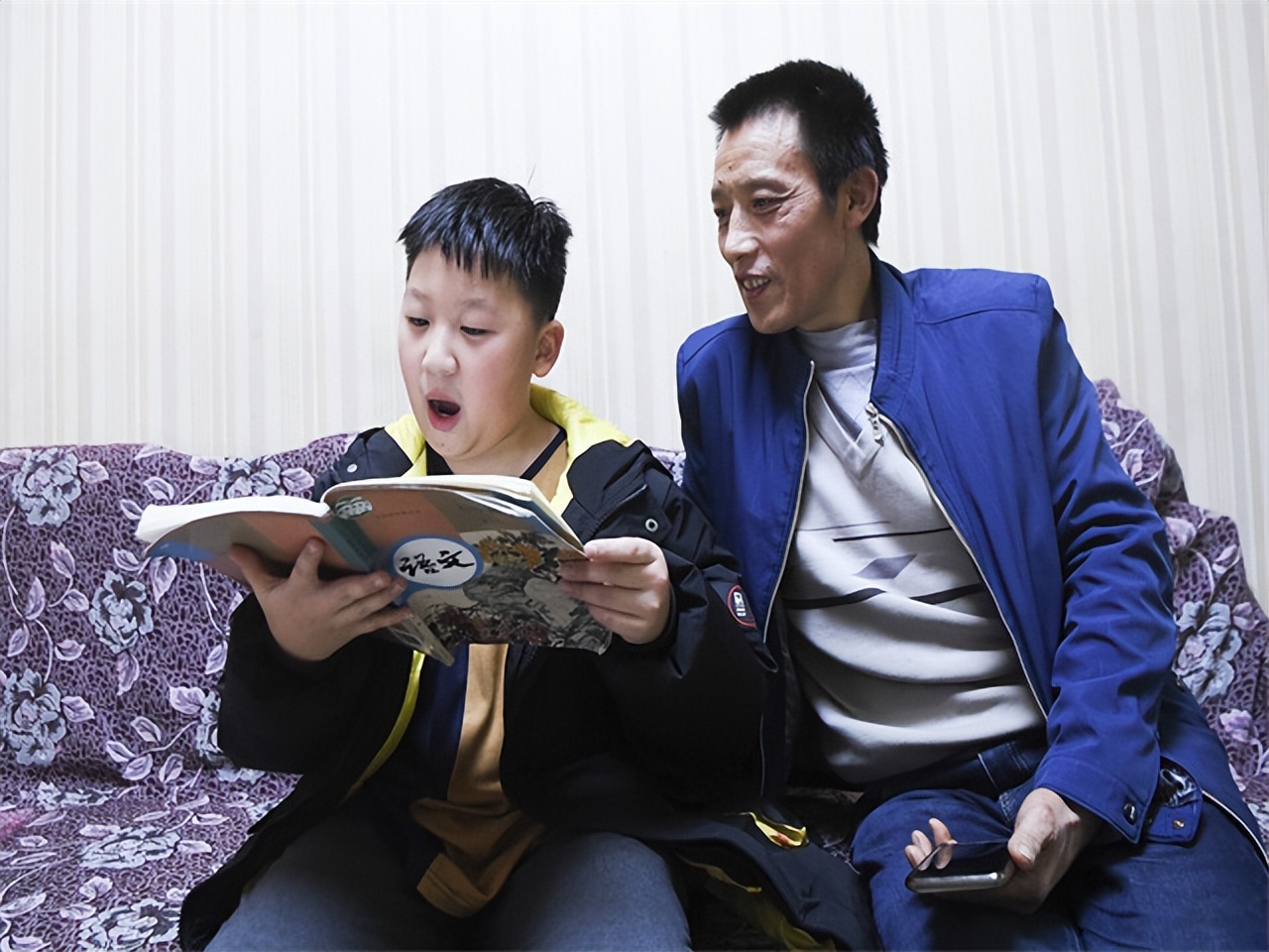 重庆网红棒棒哥冉光辉的故事,山城棒棒军冉光辉用肩膀扛出一个家