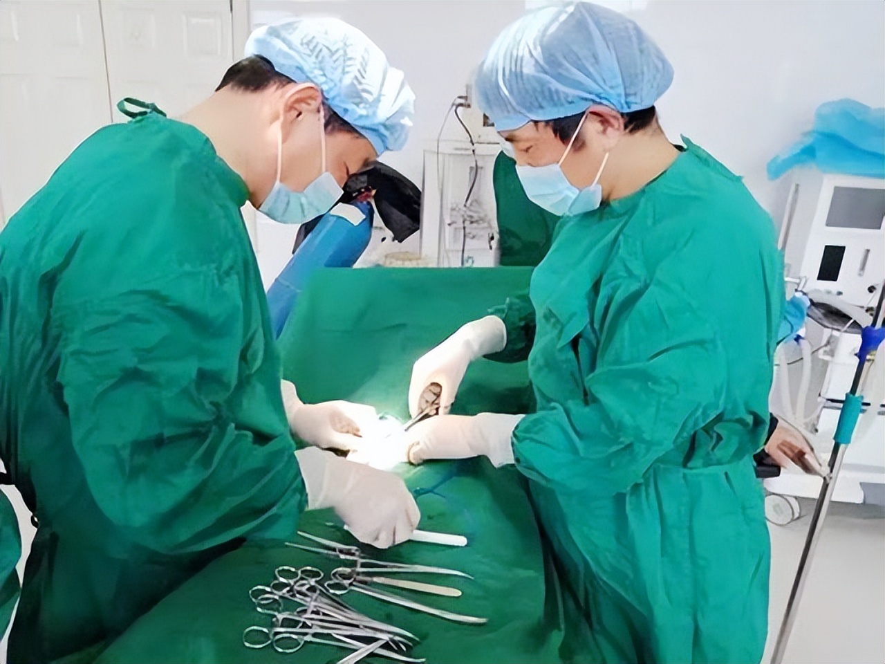 手术时，为啥切开皮肤几乎不出血，生活中稍微划破就会流血呢？