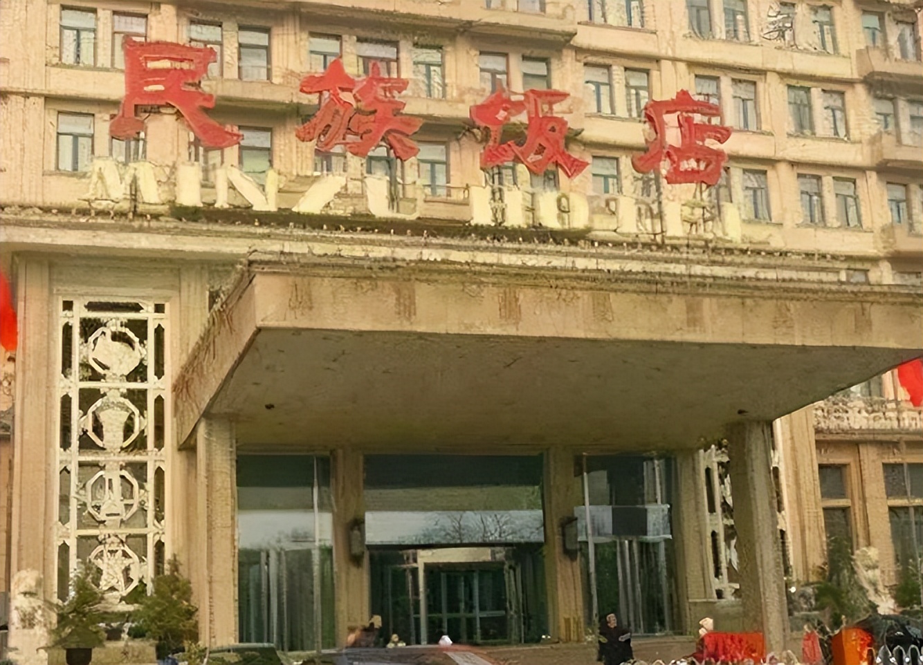 诈骗犯伪造周恩来签名，诈骗银行20万，分析物证发现：是内部人员